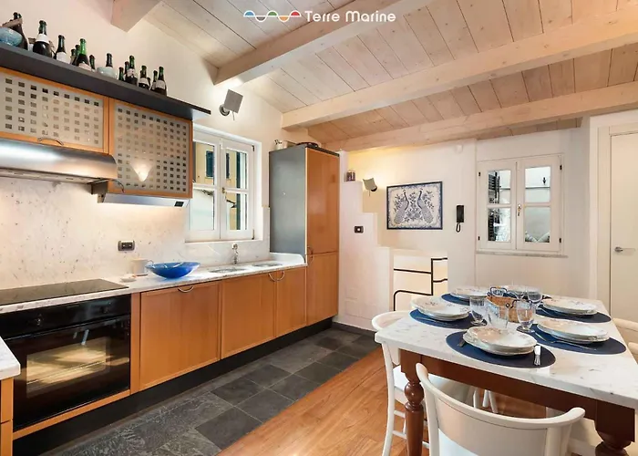 Апартаменты Golden View, Terre Marine